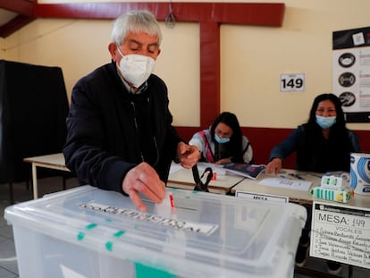 Un hombre deposita su voto en una urna en un colegio electoral en Santiago, durante el plebiscito sobre la nueva Constitución, el 4 de septiembre de 2022.