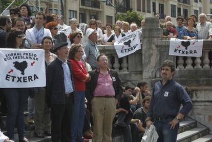 Pello Urizar, secretario general de EA y una de las cabezas visibles de Bildu (a la derecha), ayer junto a dirigentes históricos de la ilegalizada Batasuna, como Tasio Erkizia o Jone Goirizelaia, en la manifestación celebrada en Bilbao por los presos de ETA.
