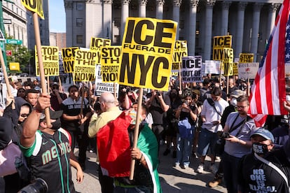 Protesta frente a una oficina del Servicio de Inmigración y Control de Aduanas,  en Nueva York, EE. UU.