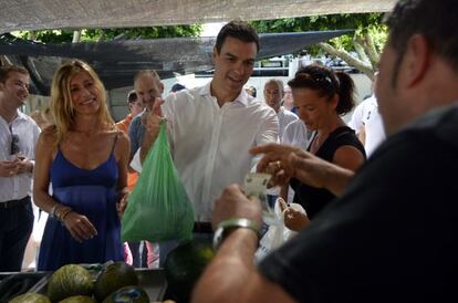 El nuevo lider del PSOE, Pedro Sanchez, con su familia en Mojácar.