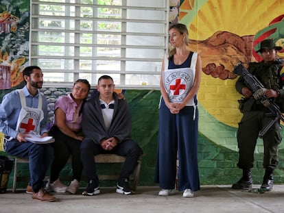 Juan David Estrada (centro), un soldado secuestrado y luego liberado por disidencias de las FARC, en septiembre.