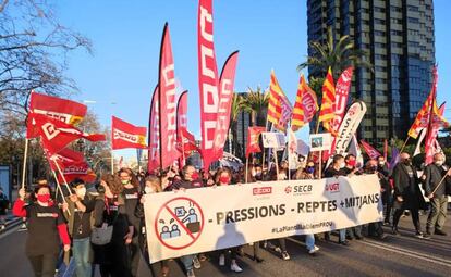 22-02-2022 Trabajadores de CaixaBank cortan la Diagonal de Barcelona para reclamar mejoras laborales.