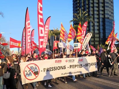 22-02-2022 Trabajadores de CaixaBank cortan la Diagonal de Barcelona para reclamar mejoras laborales.