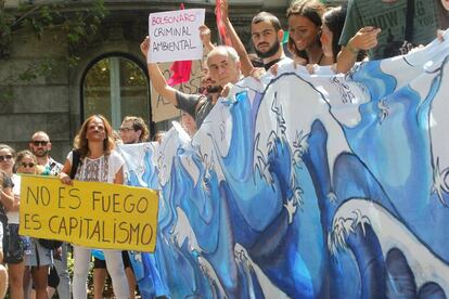 Centenas de jovens protestaram em frente ao consulado brasileiro em Madri