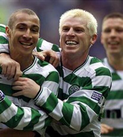 Neil Lennon (a la derecha), junto a su compañero de equipo del Celtic de Glasgow, Henrik Larsson.