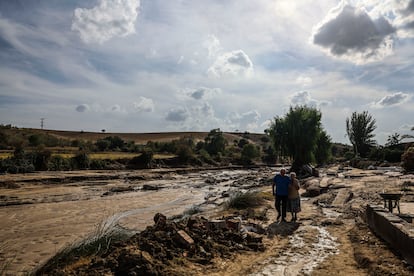 Una pareja caminaba el jueves por un cauce de barro en Villamanta, Madrid.