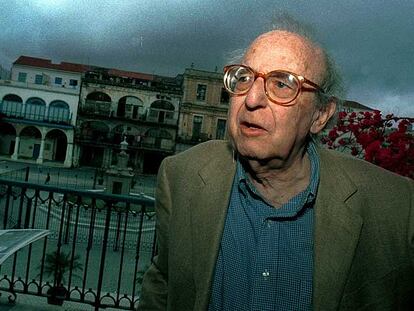 Burt Glinn presenta una exposición sobre su obra en enero de 2001.