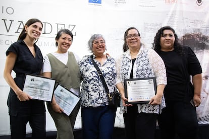 Las periodistas de El País, Mónica González y Beatriz Guillén (izquierda) junto a las ganadoras del primer lugar; Rocío Gallegos, Blanca Carmona y Gabriela Minjares.