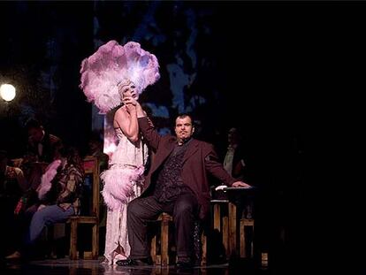 Francisco Maestre (sentado) y Fele Martínez (travestido), en un ensayo de 'Flor de Otoño'.