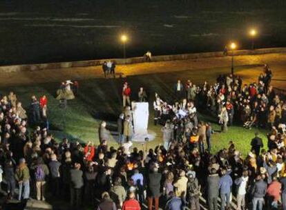 Cientos de personas asistieron a la inauguración de una plaza dedicada al voluntariado en el Coído de Muxía.