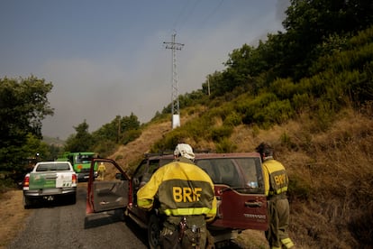 Bomberos forestales, este domingo, durante un descanso en las labores de extinción que se desarrollan en la provincia de León.