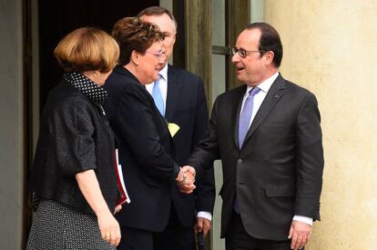 Hollande con los parlamentarios con los que acordó crear una Guardia Nacional
