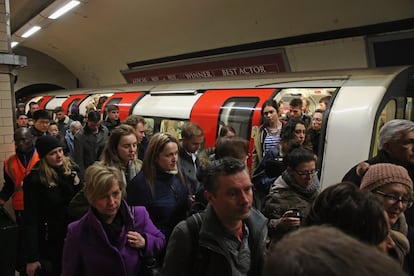 El líder del sindicato RMT, Bob Crow, ha lamentado que ahora se presente como "vagos" a sus compañeros, cuando en 2005, durante los atentados terroristas de Londres, se les definía como "leones". En la imagen, los pasajeros bajan de la línea Jubilee en la estación de Waterloo en Londres.