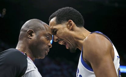 El árbitro Kirkland y Livingston, durante el incidente.