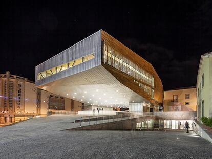 Una burbuja ambiciosa ¿o un edificio cívico?