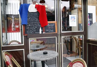 Els colors de la bandera francesa en una terrassa de París aquest divendres.