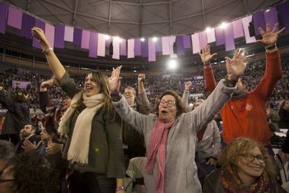 Reacciones del público durante la lectura de las votaciones en la segunda jornada de la asamblea.