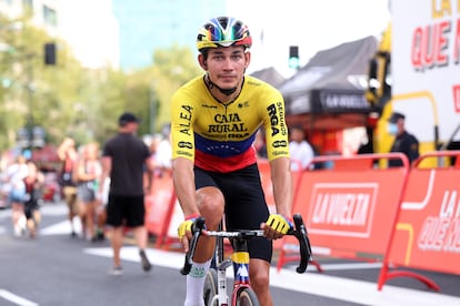 El ciclista venezolano Orluis Aular, del Caja Rural, en la 12ª etapa de la Vuelta, antes de retirarse.