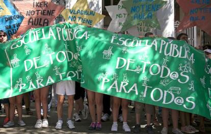 Concentraci&oacute;n de padres y alumnos del Colegio p&uacute;blico Arcipreste de Hita, de Fuenlabrada, frente a la consejer&iacute;a de Educaci&oacute;n.