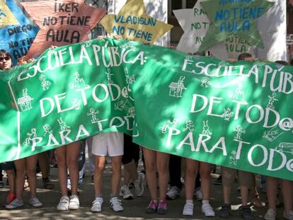 Concentraci&oacute;n de padres y alumnos del Colegio p&uacute;blico Arcipreste de Hita, de Fuenlabrada, frente a la consejer&iacute;a de Educaci&oacute;n.