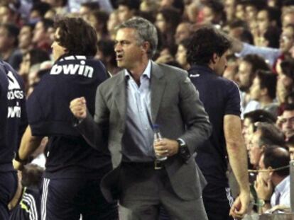 Mourinho, durante el partido ante el Barcelona.