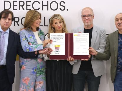 Dvd 1219 (26-06-24). La vicepresidenta segunda y ministra de Trabajo y Economía Social, Yolanda Díaz, firma el acuerdo contra la discriminación de las personas LGTBI en el ámbito laboral junto con el secretario general de CCOO, Unai Sordo, el secretario general de la UGT, Pepe Álvarez, así como el responsable de Formación y Prevención de Riesgos Laborales de CEPYME, Miguel Canales, y la presidenta de la Comisión de Igualdad  y Diversidad de CEOE, María del Val Díez Rodirgálvalerez.