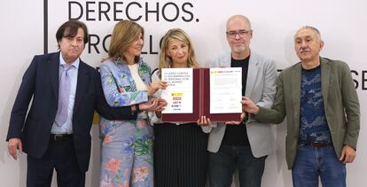 Dvd 1219 (26-06-24). La vicepresidenta segunda y ministra de Trabajo y Economía Social, Yolanda Díaz, firma el acuerdo contra la discriminación de las personas LGTBI en el ámbito laboral junto con el secretario general de CCOO, Unai Sordo, el secretario general de la UGT, Pepe Álvarez, así como el responsable de Formación y Prevención de Riesgos Laborales de CEPYME, Miguel Canales, y la presidenta de la Comisión de Igualdad  y Diversidad de CEOE, María del Val Díez Rodirgálvalerez.