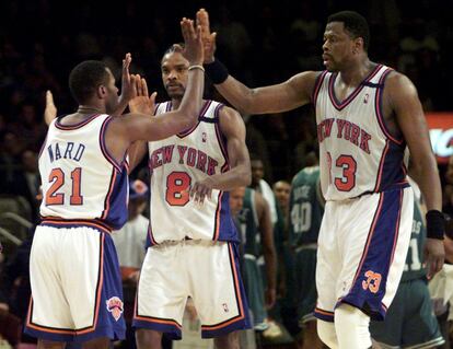 Patrick Ewing celebra el triunfo de los Knicks ante los Boston Celtics con sus compañeros Charlie Ward (derecha) y Latrell Sprewell, en 1999.