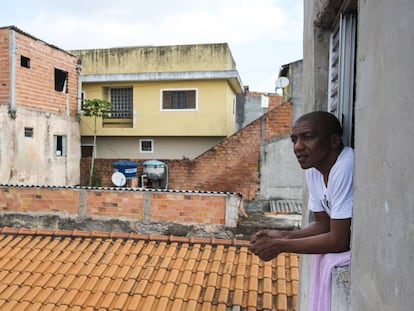 Líder comunitário, Marcelo passou pela prisão após policiais o ligarem a uma porção de drogas.