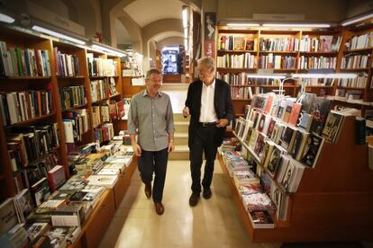 Eduardo Mendoza (derecha) con Luis Morral, de la Librería Laie, en Barcelona.