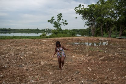 A beira da Lagoa de Jacarepaguá, sob proteção ambiental, permanece cheia de entulhos.