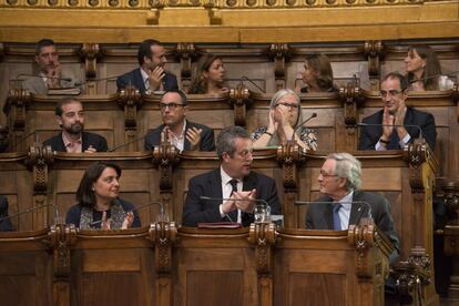 Bancada del salón de la Reina Regente de Barcelona que ocupan los concejales de CiU. En primer término, de izquierda a derecha, la teniente de alcalde de Economía Sònia Recasens; el segundo de Trias, Joaquim Forn y el alcalde en su último plenario en el cargo.