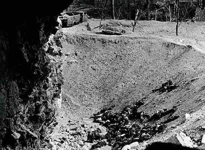 La decisión de Franco de liberar el alcázar de Toledo retrasó la toma de Madrid, pero le aseguró la autoridad en su bando. En la foto, los defensores del alcázar fusilan a sus rehenes