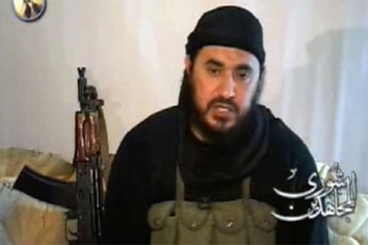 Imagen del vídeo difundido hoy por una página web islamista en la que aparece Al Zarqawi.