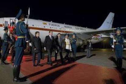 El presidente del Gobierno español, Mariano Rajoy, a su llegada ayer al aeropuerto de Astaná, capital de Kazajistán, en visita oficial para apoyar la presencia de empresas españolas en sectores de este país como las infraestructuras y las telecomunicaciones.