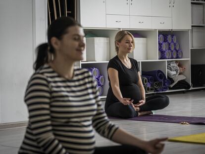 Clase de yoga para mujeres embarazadas en Lviv, Ucrania, en 2023.