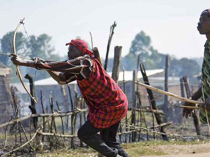 Dos hombres armados con arcos se enfrentan a un grupo de una tribu rival en Chebilat, al oeste de Kenia.
