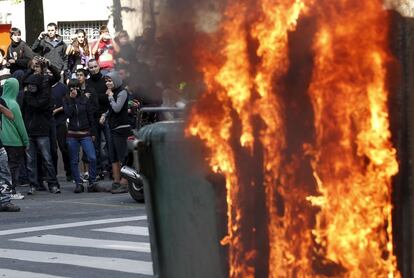 Los incidentes entre algunos manifestantes y la Policía Nacional ocurridos al término de la manifestación pamplonica han derivado en la quema de algunos contenedores