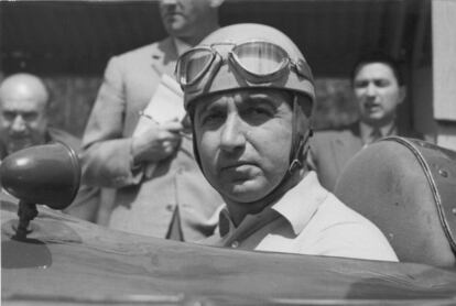 El piloto italiano Alberto Ascari, fotografiado el 10 de abril de 1955, apenas dos meses antes de su muerte, el 26 de mayo del mismo año en el circuito de Monza mientras probaba un prototipo. Ascari se proclamó vencedor del mundial dos veces, en 1952 y 1953, teniendo que conformarse con el subcampeonato en 1951.