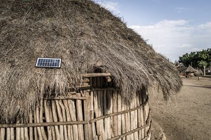 Sur de Etiopía. 2016. Valle del Omo. Aldea de Karo. Los aldeanos utilizan un pequeño panel solar que produce energía suficiente para encender una bombilla y recargar pequeños aparatos electrónicos. La aldea de los karo, como casi todas las demás aldeas del valle del Omo, no dispone de energía eléctrica.