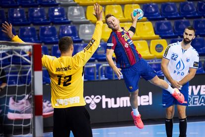 Aleix Gómez lanza a portería en un partido de la Champions entre el Barça y elZagreb.