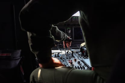 Durante el desfile militar aeronaves Hércules, Spartan y TX de la Fuerza Aérea Mexicana vuelan sobre el Zócalo capitalino.