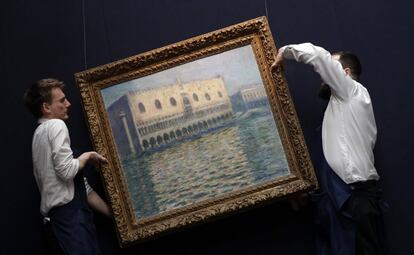 Los técnicos de la sala de subastas londinense Sotheby's cuelgan la pintura de Claude Monet 'Le Palais Ducal' durante un pase de prensa. La pintura, valorada en 20-30 millones de libras esterlinas (26 - 39 millones de dólares), será subastada en la venta de arte impresionista, moderno y surrealista el 26 de febrero.