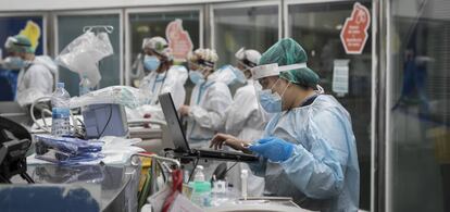 Personal d'infermeria preparant medicació a la UCI covid de l'Hospital del Mar.