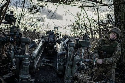 Ukrainian soldiers prepare an M777 howitzer near Marinka, on the Donetsk front line, December 26. 