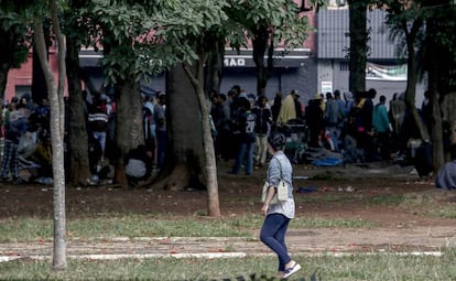 Usu&aacute;rios de drogas se aglomeram na pra&ccedil;a Princesa Isabel, no centro de S&atilde;o Paulo.