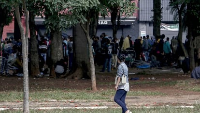 Usu&aacute;rios de drogas se aglomeram na pra&ccedil;a Princesa Isabel, no centro de S&atilde;o Paulo.