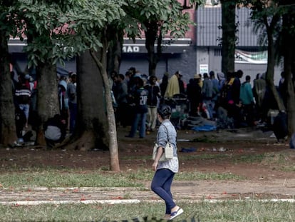 Usu&aacute;rios de drogas se aglomeram na pra&ccedil;a Princesa Isabel, no centro de S&atilde;o Paulo.