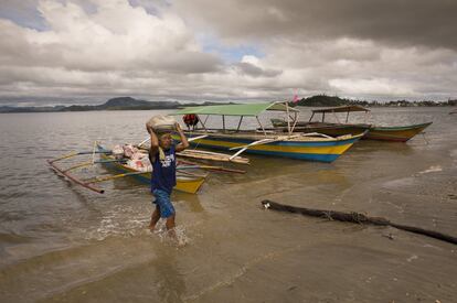 Un hombre descarga cemento en la isla de Basey.