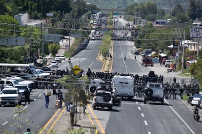 Las filas de la policía estatal y la Guardia Nacional, apostados en la carretera Chilpancingo - Cuernavaca, también conocida como 'Autopista del Sol', antes de ser desbordados por los manifestantes, este lunes.